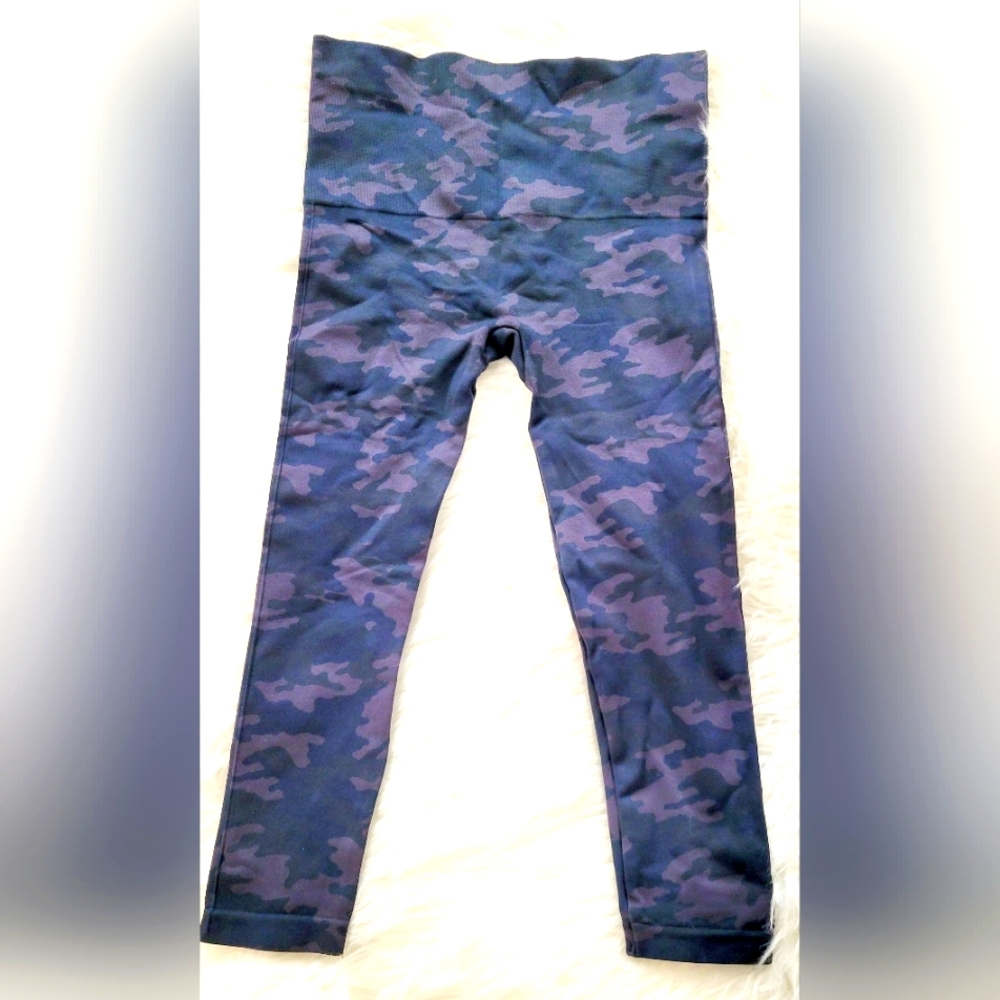 Spanx Seamless Camo Capri Leggings Women Size Large‎